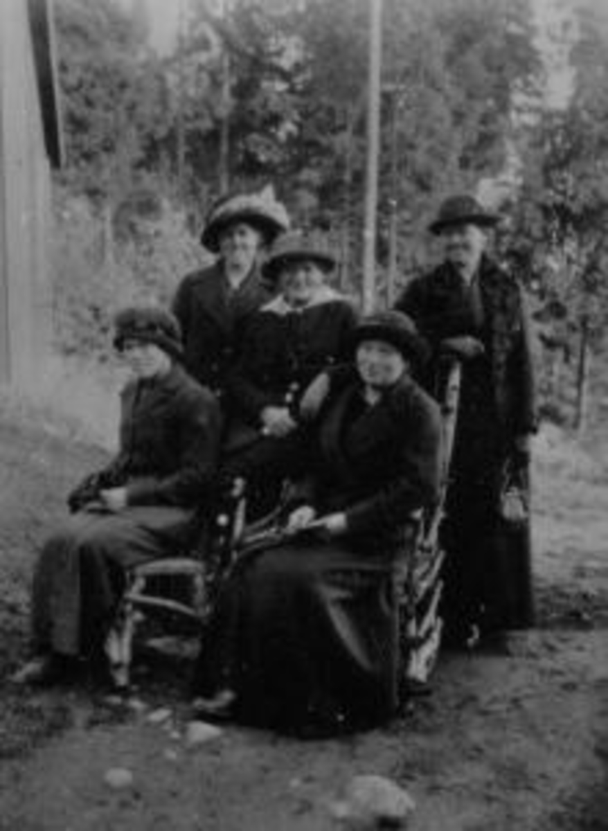 Anno Domkirkeodden, Fem damer. "Hilsen fra Holmenkollen.". Karen Dobloug, Johanne Dobloug, søstrene Dæhli Nyhus foran.