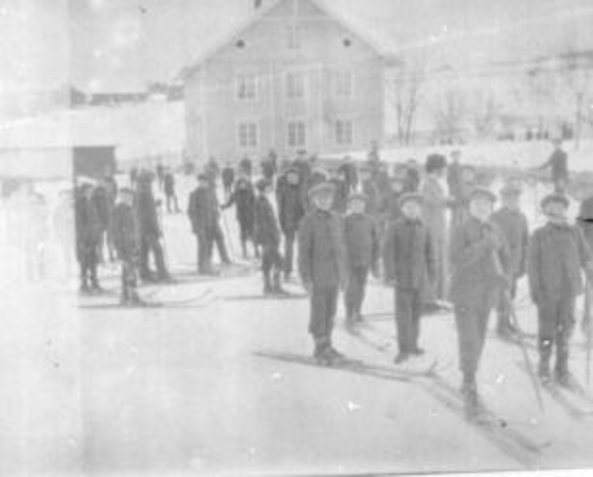 Anno Domkirkeodden, Gutter med ski fra Toftes Gave, Nedre Sund, Helgøya oppstillt utenfor bygning.