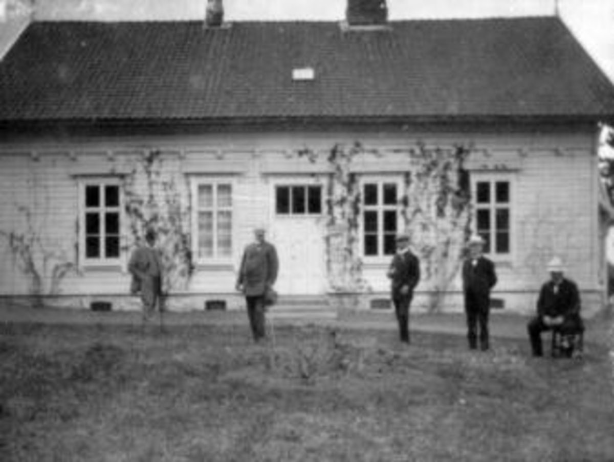 Anno Domkirkeodden, Bolighus på Toftes Gave, Nedre Sund, Helgøya. Gruppe menn utenfor.