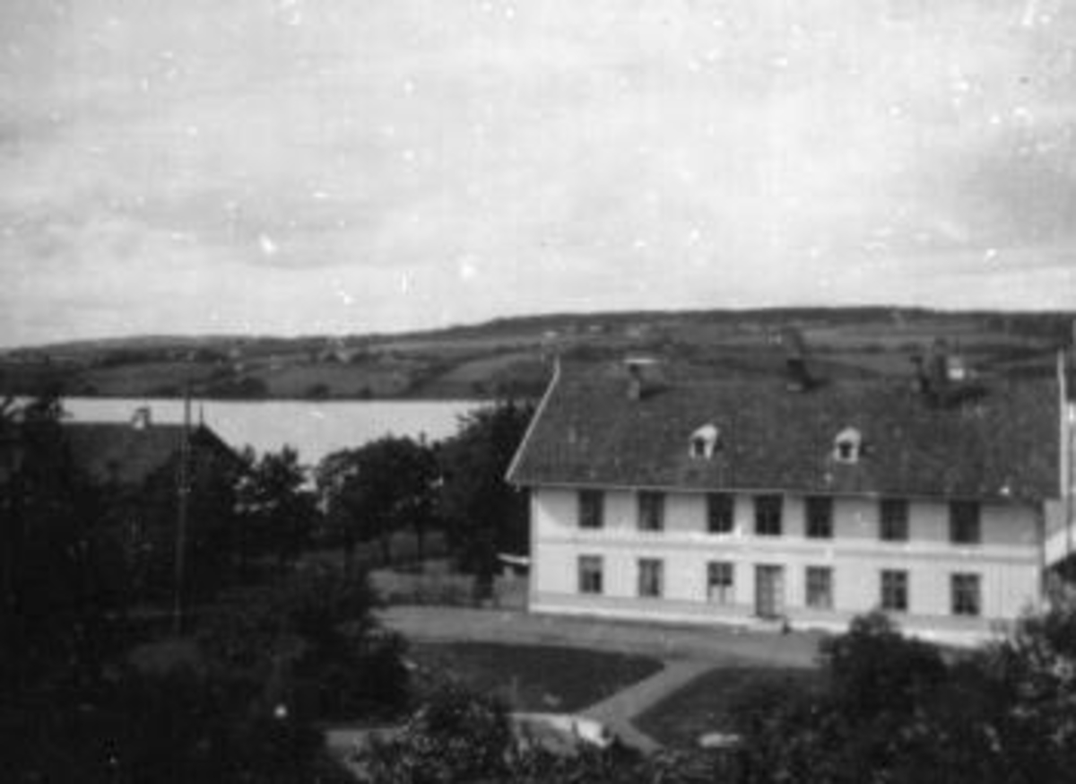 Anno Domkirkeodden, Bygning på Toftes Gave, Nedre Sund, Helgøya. Mjøsa og Neslandet i bakgrunnen.