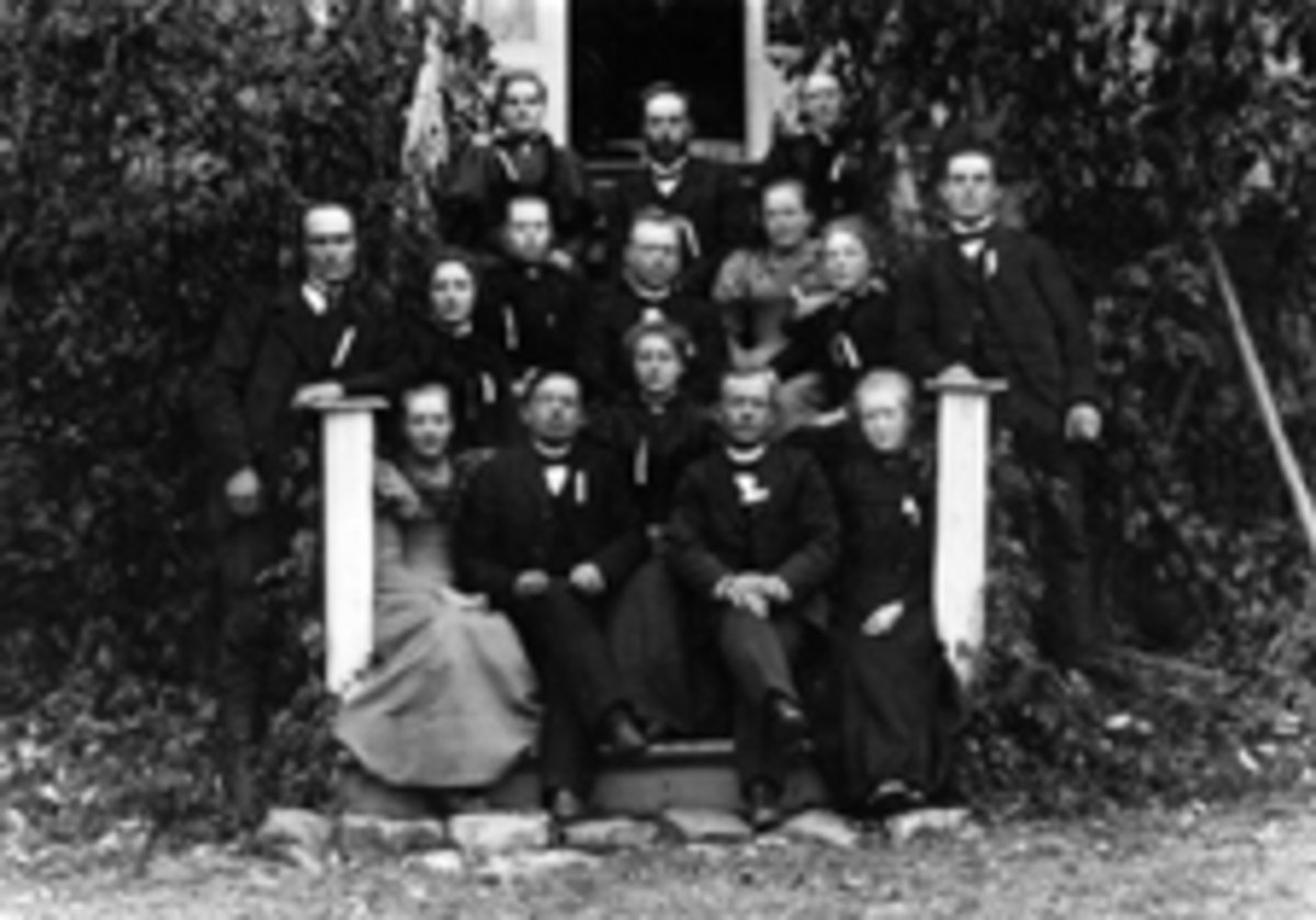 Anno Domkirkeodden, Gruppe kvinner og menn i trapp. Foran fra venstre er ukjent, Ales, Størvold, kirkesanger, Anna Bergaust, Nortorp, Johanne Sveen. Andre rekke fra venstre er Mathias Hagen, Marthe Bjerke, Martha Dobloug, Reinart Svendsen, Anna Schjerpen, Klara Sølvsberg, Mekkel Grønvold. Tredje rekke fra venstre er S…