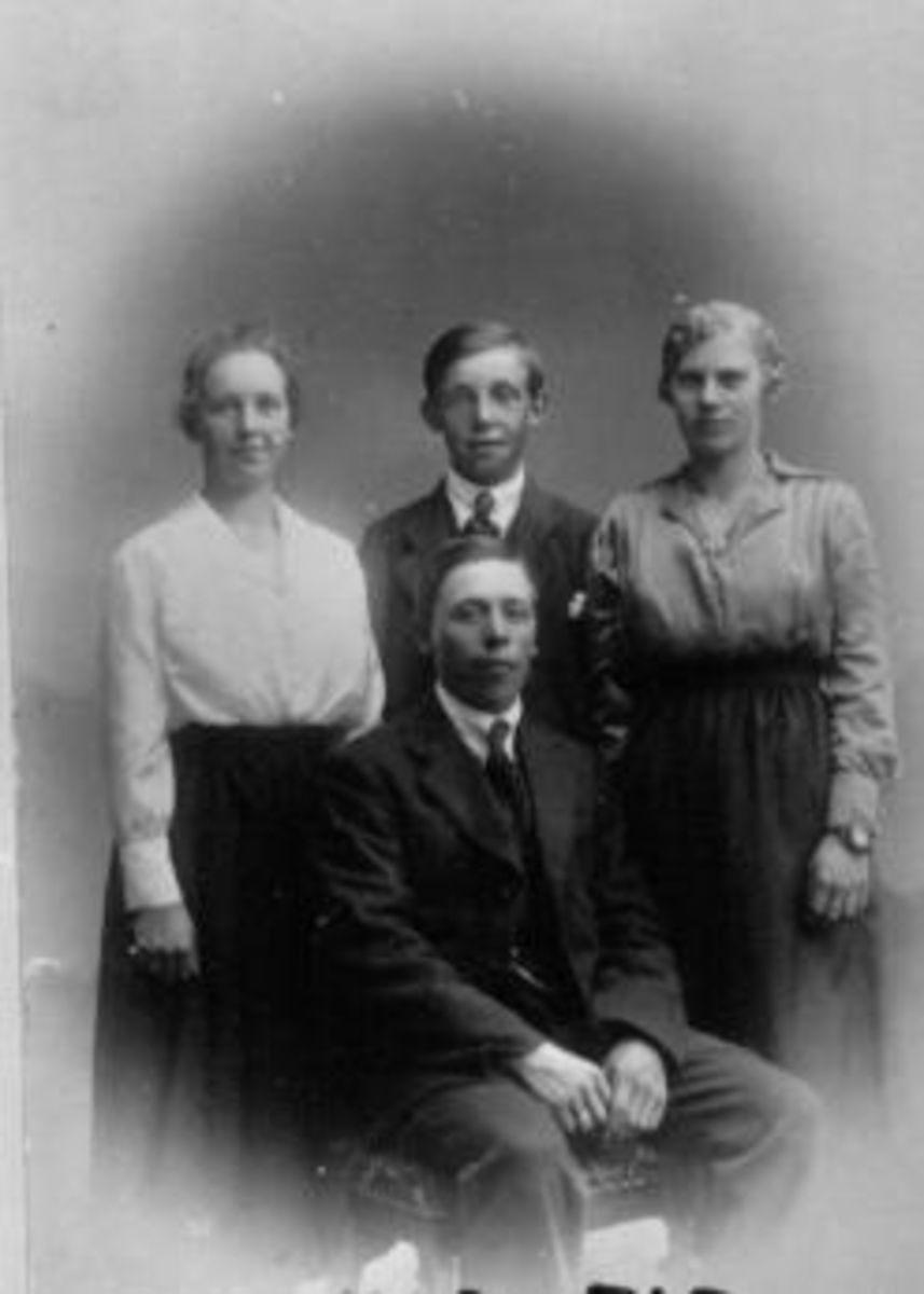 Anno Domkirkeodden, Fire voksne. Fra venstre er Anna Glemmestad, Ottar Glemmestad, Helga Bakken. Sittende er Oddvar Bakken.