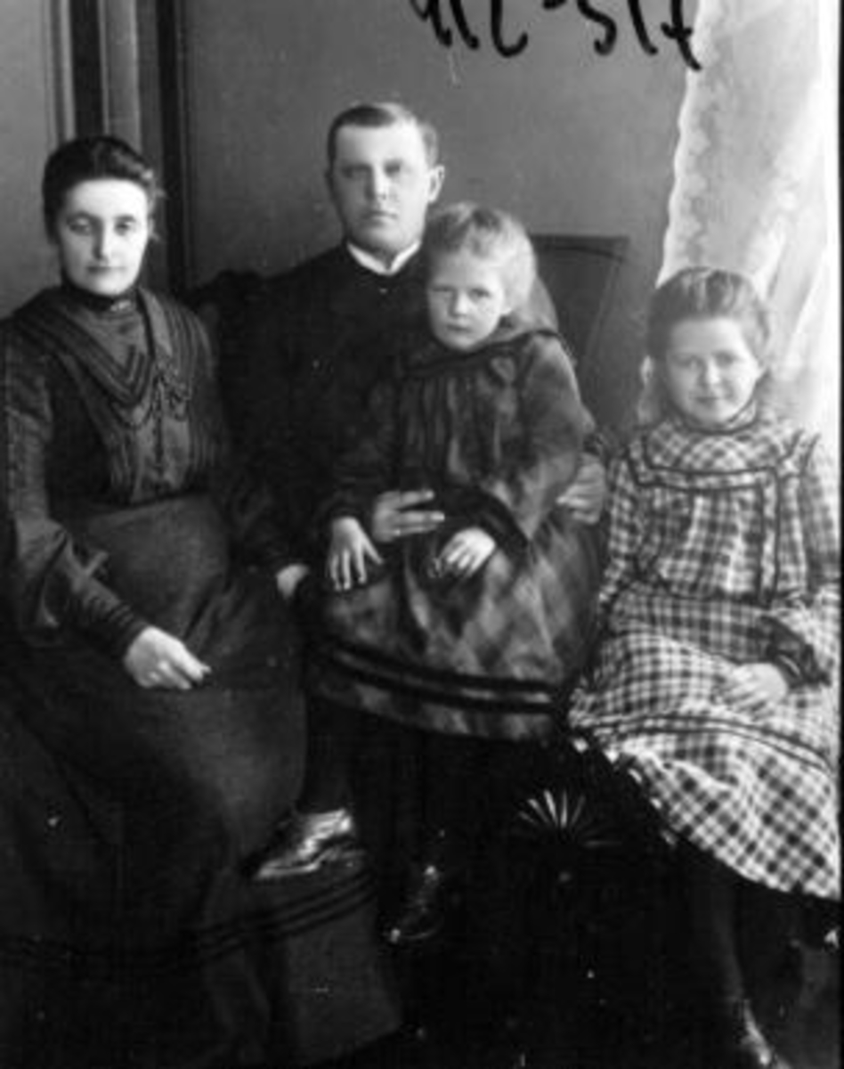 Anno Domkirkeodden, Familien Jevanord, to voksne og to barn. Kjøpmann, Brumunddal.