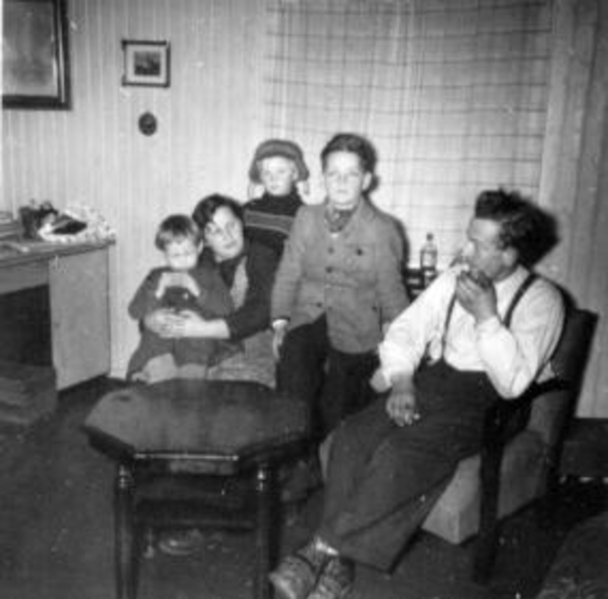 Anno Domkirkeodden, Interiør, stue. To voksne og tre barn. Ringsaker Almenning.