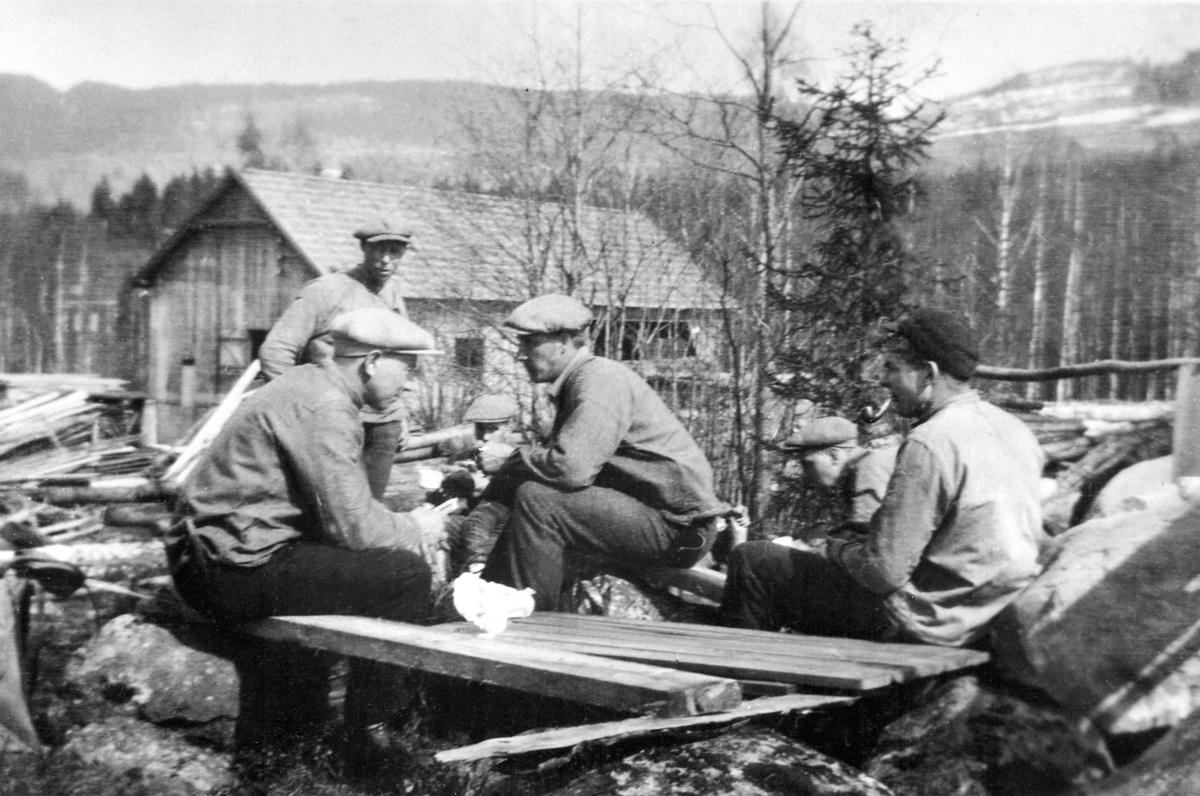 Anno Domkirkeodden, Pokerspill, Øst-Kise, Nes, Hedmark. Bak er Bjarne Linderud. Fra venstre er Ola Finden (1902-1987), Hans Finden (1904-1983) , Nils Finden (1916-2000),?, Even Arnt Haugen (1909-1962).