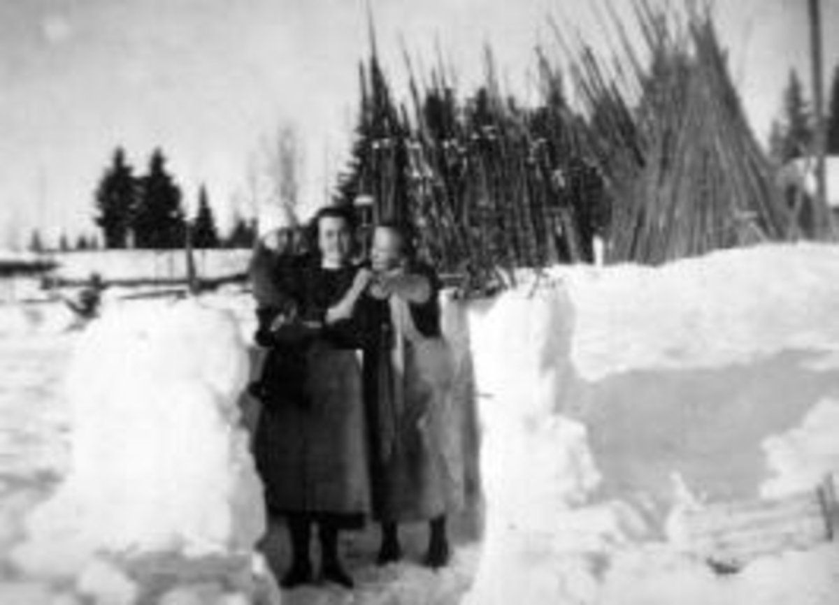 Anno Domkirkeodden, Tre personer i snøen. Marie Rosenlund (1917-2001) med sønnen Per på armen og Beate Rosenlund (1892-1968).
