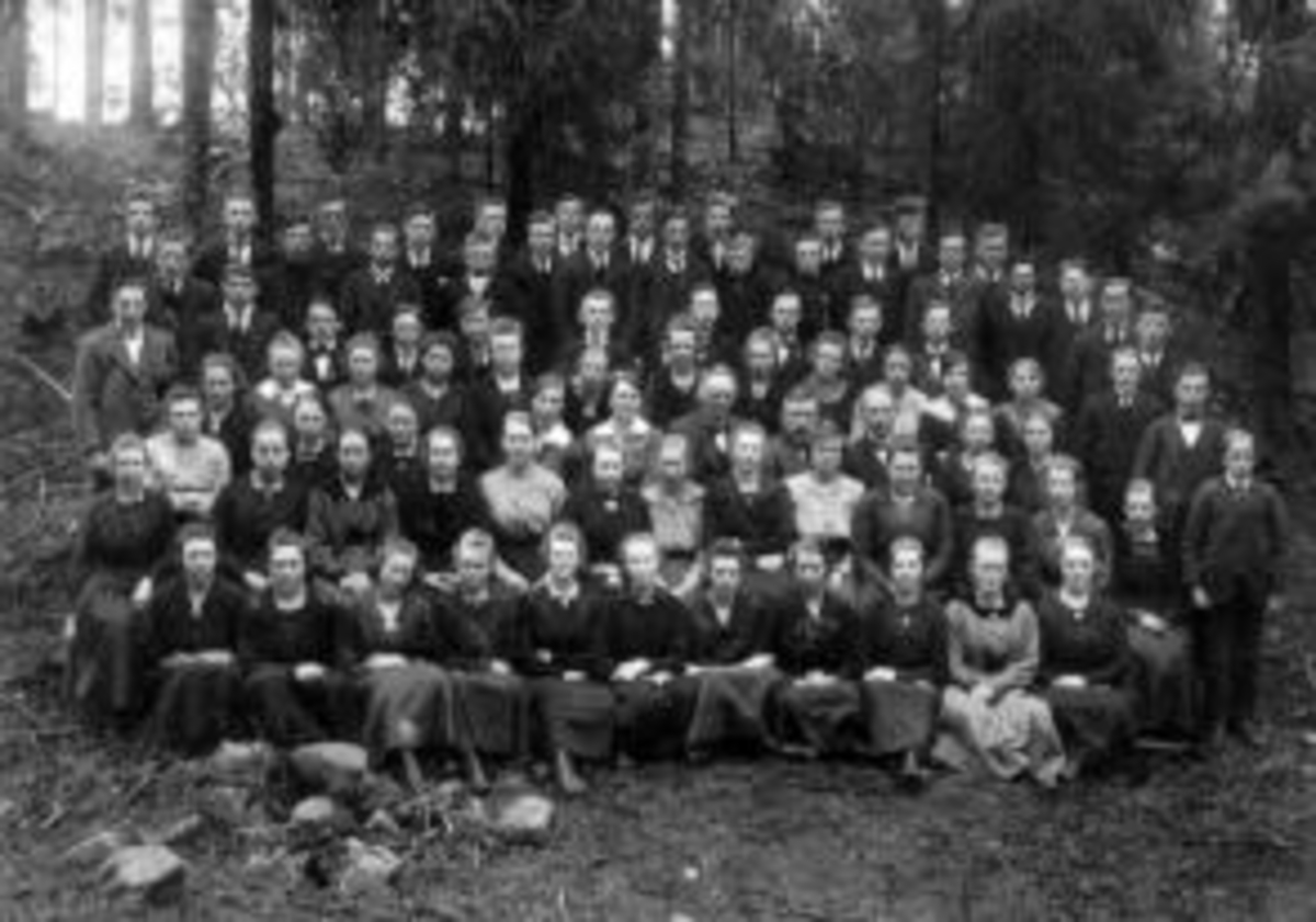 Anno Domkirkeodden, Stor gruppe elever ved Ringsaker Fylkesskole, Ringsaker Amtskole.