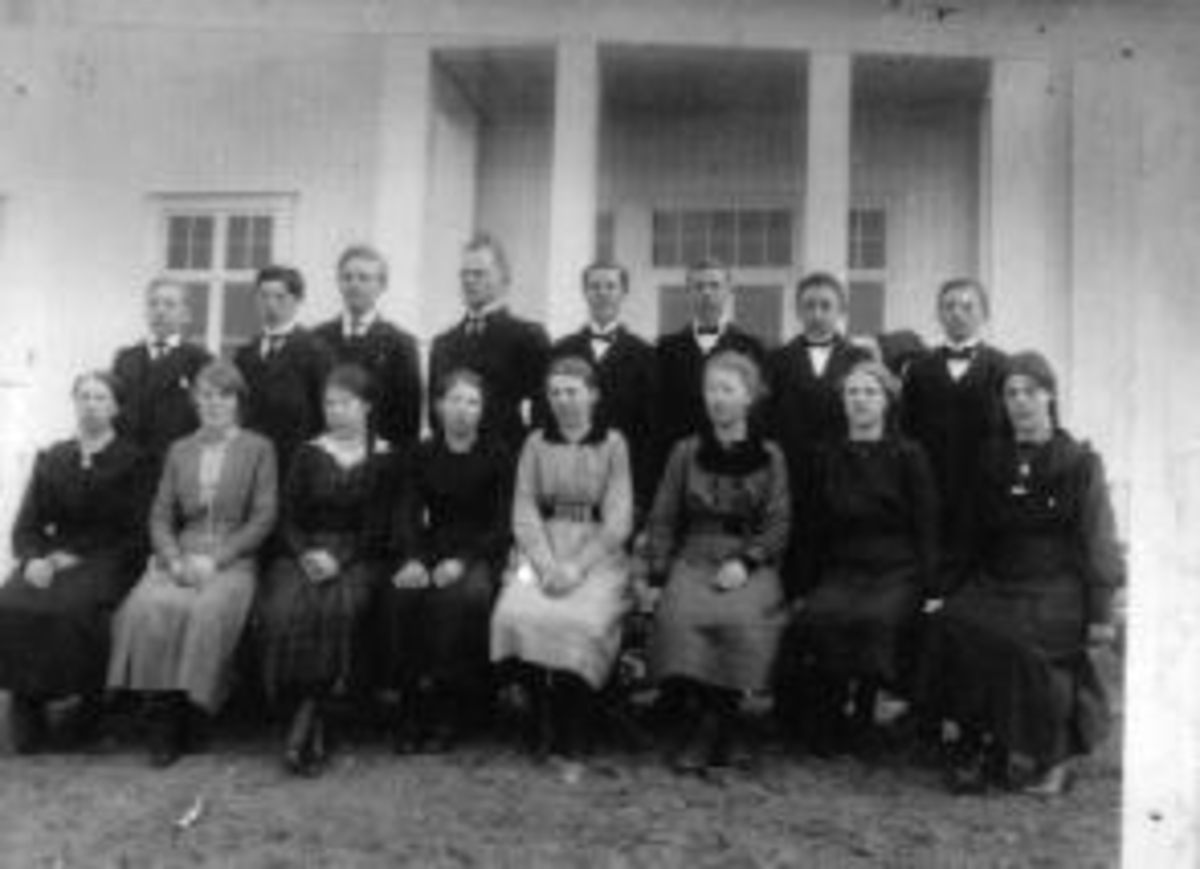 Anno Domkirkeodden, Gruppe elever og lærere ved Dæhli skole, Nes, Hedmark. Fortsettelsesskole. Bak fra venstre er Torger Kongsrud, Morten Kongsrud, Morten Gaalaas, Ole Røhnebæk, Byfuglien, ukjent, Oscar Gaalaas. Foran fra venstre er Klara Pladsen, Inga Bredvold (1901-1980), Marie Helgeby, Christine Gjestvang, Lena Gul…