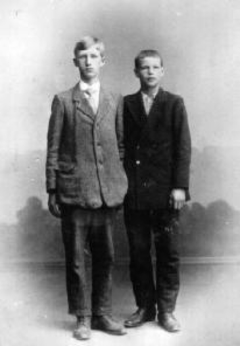 Anno Domkirkeodden, 2 unge menn i studio. Lars Dæhlin f.1899 og Martin Bjerke f.1900.