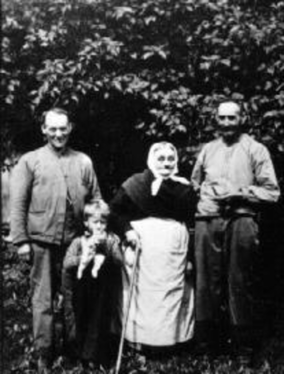 Anno Domkirkeodden, Familie i Dæhli, Nes, Hedmark. Fra venstre er Laurits Olsen Dæhli(1887-1978), Asbjørn Guttorm Dæhli (1931-1981) med katt, mor Karen Hansdatter Dæhli (1855-1947), Hans Olsen Dæhli (1889-1967). Asbjørn Dæhlie er sønn av Hans.