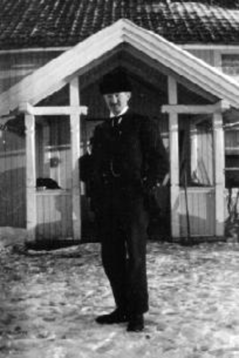 Anno Domkirkeodden, Even Olsen Bratberg (1874-1953) med hatt foran butikken på Freberg.