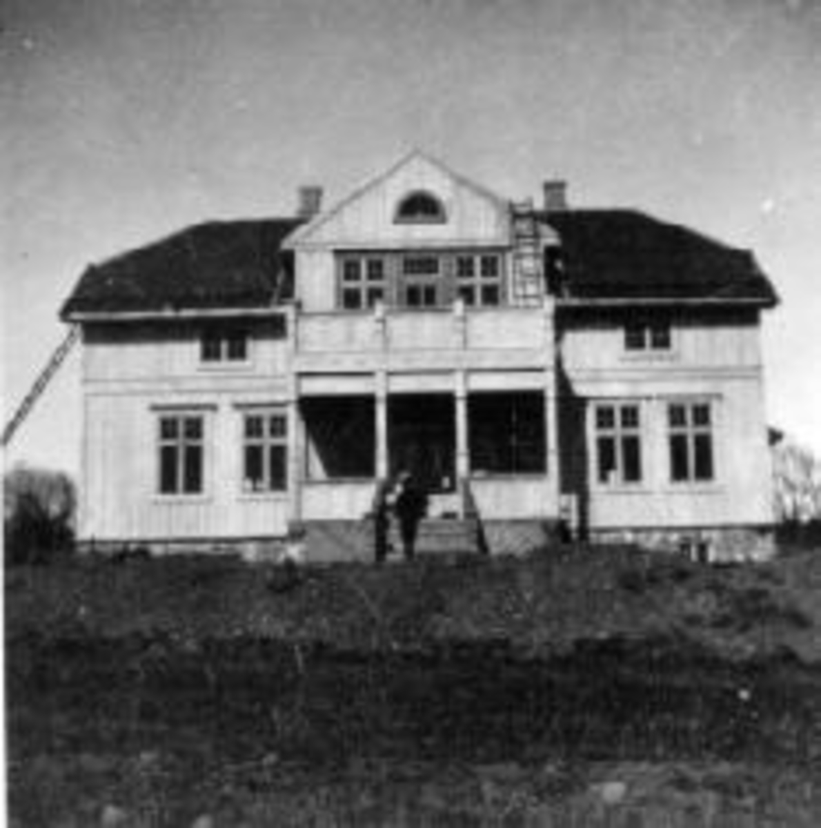 Anno Domkirkeodden, Eksteriør av Solberg, Tingnes, Hedmark. Bygd i 1915 av Hans Adolf Solberg f.1864. Gjennom tidene har det vært mye forskjellige aktiviteter her, som poståpneri og lensmannskontor. Idag (2017) er det Jokerbutikk og boliger.