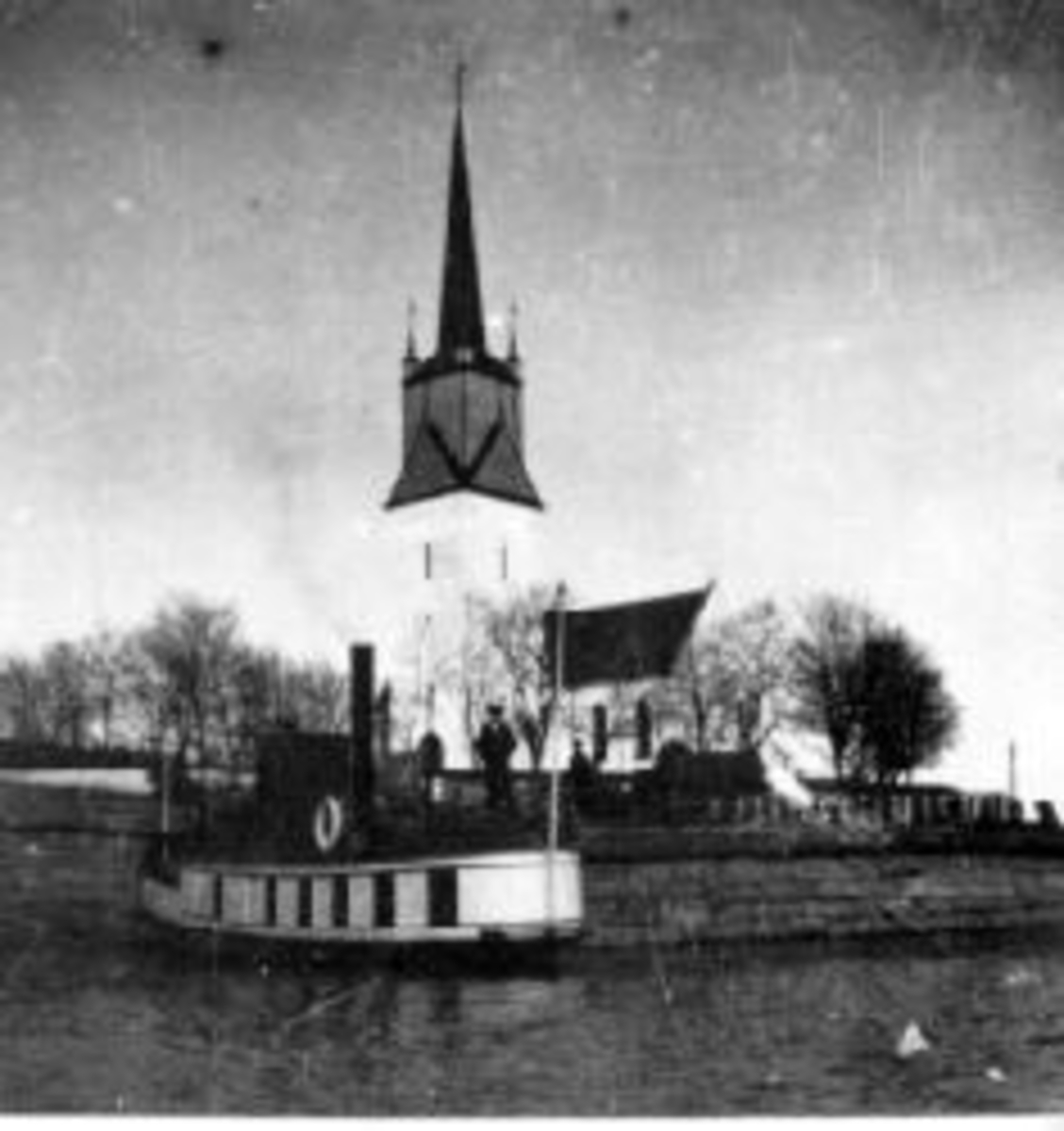 Anno Domkirkeodden, D. S. Bundefjord ved brygga på Tingnes. Nes Kirke, Nes, Hedmark. Melkespann på brygga.