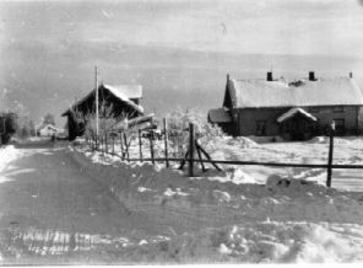 Anno Domkirkeodden, Eksteriør. Freberg Landhandleri, Nes, Hedmark. Vinter. Brøytet veg.