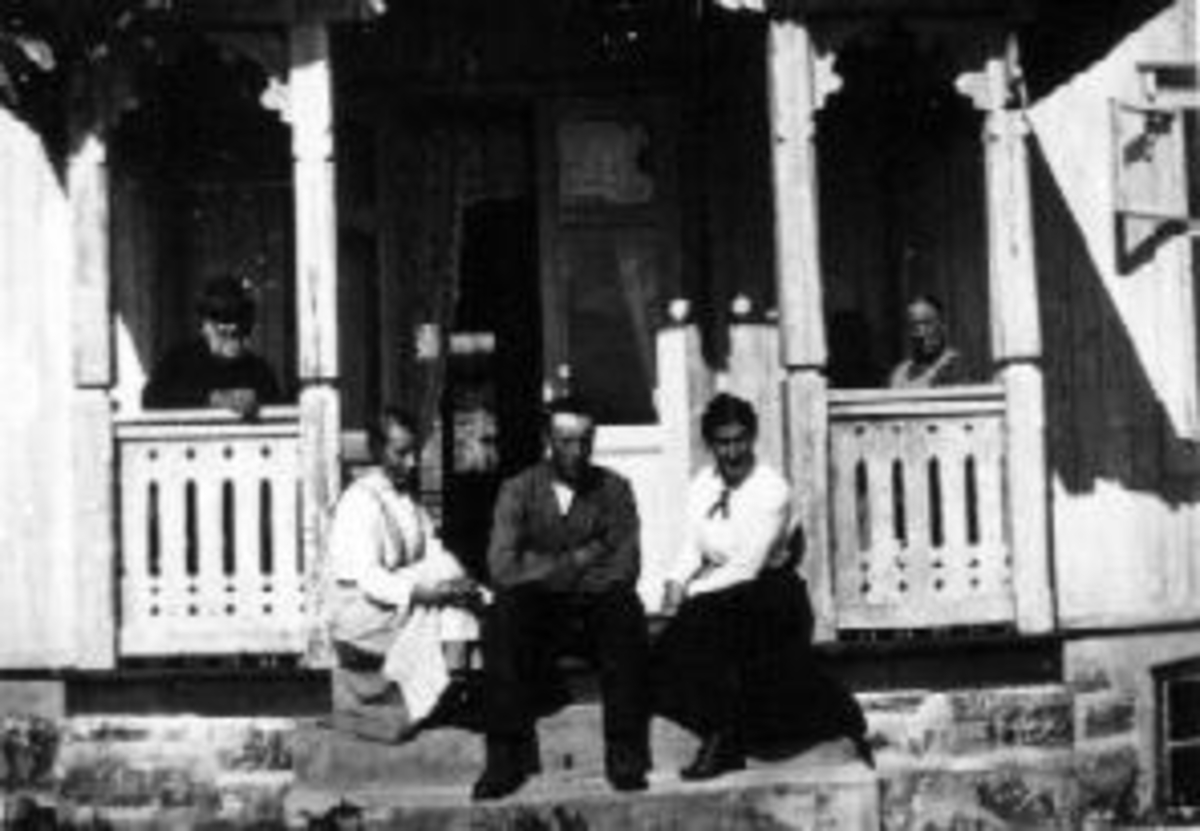 Anno Domkirkeodden, Fem personer på verandatrappa til kårboligen på Myhr, Nes, Hedmark. Fra venstre er Gulbrand Hoelstad (1836-1925), Marie Hoelstad (1886-1968), Harald Hoelstad (1875-1958), Oline Hoelstad (1889-1914).