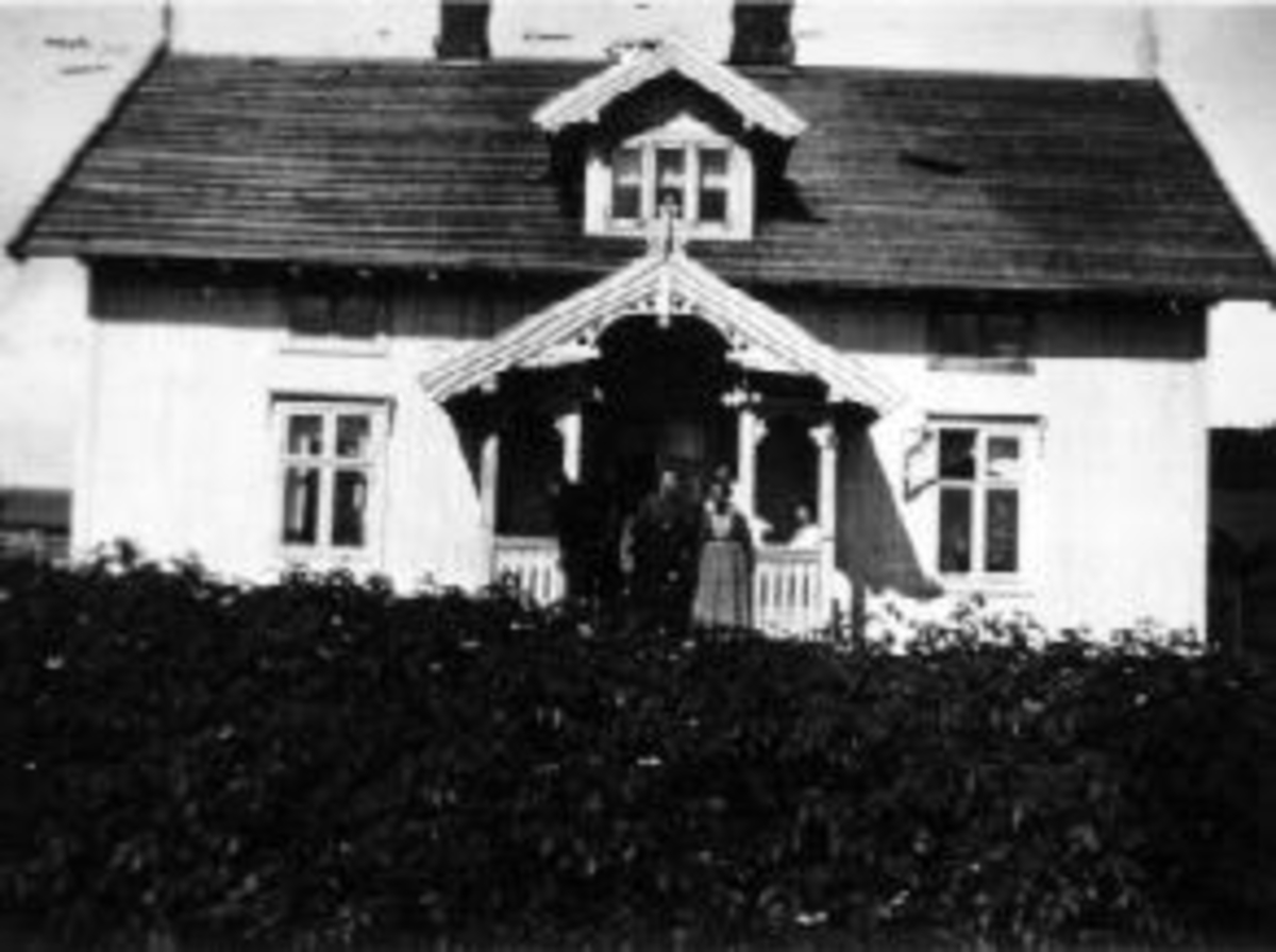 Anno Domkirkeodden, Eksteriør på Myhr, Nes, Hedmark. Kårbygningen. Potetåkeren foran huset er helt inntil bygningen fordi den er helt ny. Det er ikke anlagt hage enda.
