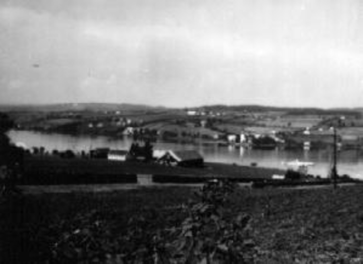 Anno Domkirkeodden, Utsikt mot Mjøsa og Tingnes med Nes kirke. Skibladner i sundet. Fra Øvre Sund, Helgøya.