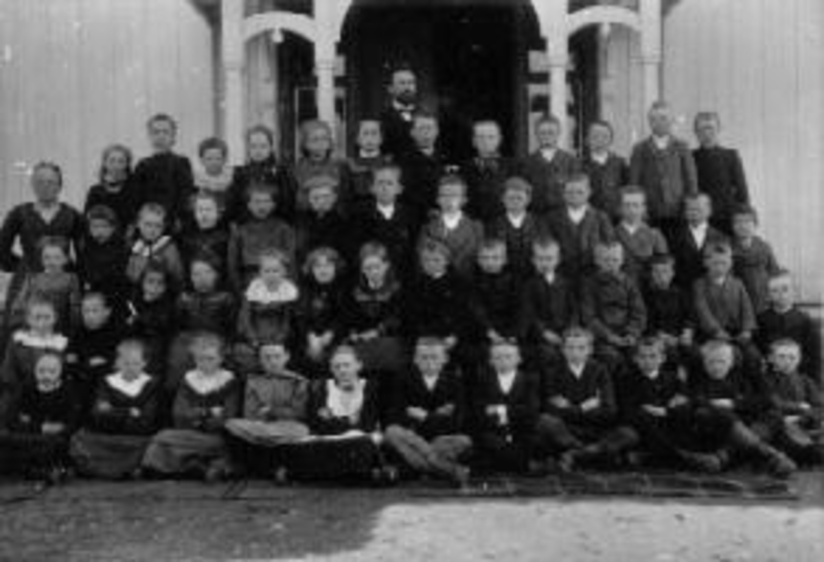 Anno Domkirkeodden, Stor gruppe skoleelever oppstillt utenfor Kirkekretsen skole, Veldre, Ringsaker. Lærere er Oline Rud og Torstein O. Kolsgård.