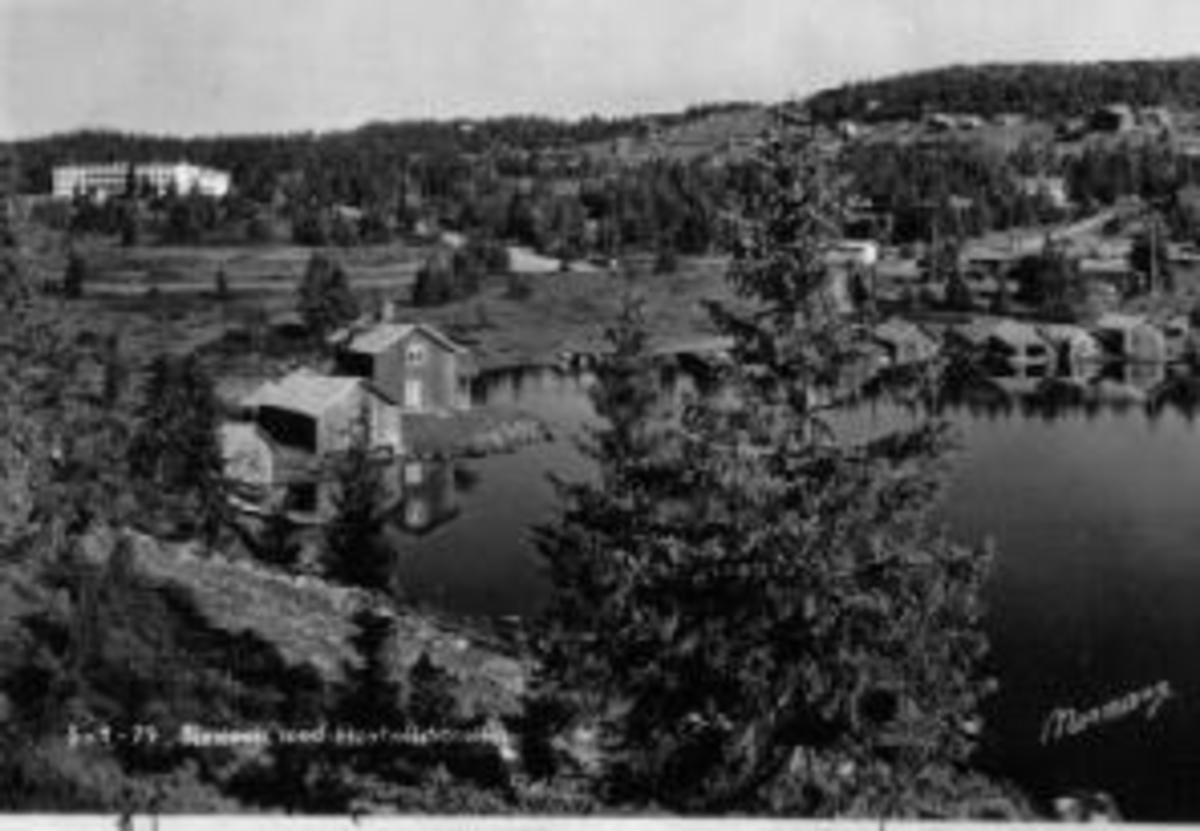 Anno Domkirkeodden, Oversikt over Sjusjøen. Sommerlandskap med hyttebebyggelse. Båtnaust ved Sjusjøen, Sjusjøen Høyfjellshotell i bakgrunnen. Vassbakken.