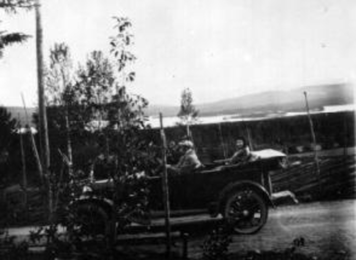 Anno Domkirkeodden, Biltur i Åsmarka. I bilen er Gerd Halvorsen, Georg Smedstad (sjåfør), Else Widdneg.