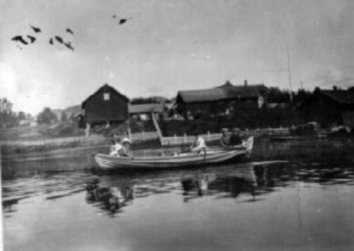 Anno Domkirkeodden, Robåt med sekspersoner ombord, på Mjøsa. Sigtbakken i bakgrunn. Plass under Mo gård.