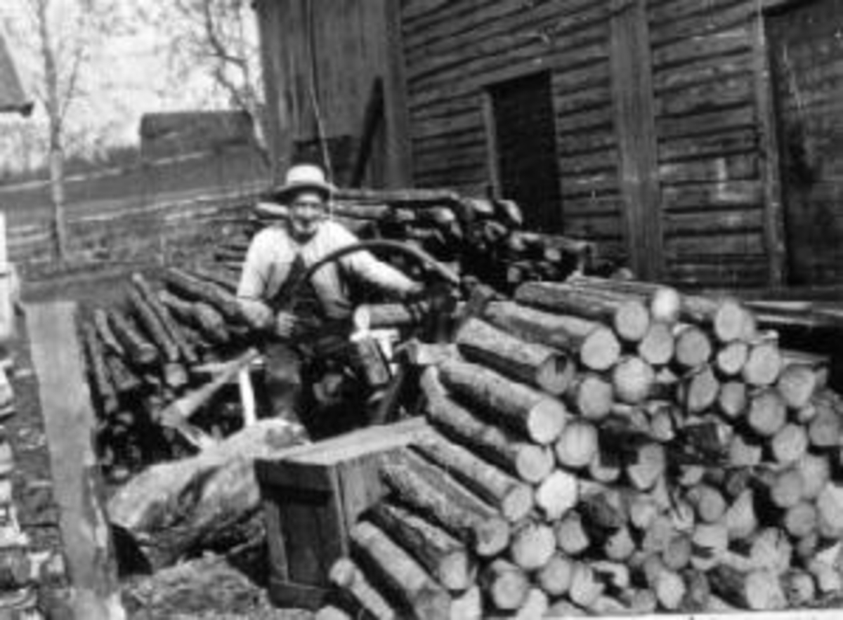 Anno Domkirkeodden, Even Sandvold, Ringstrand gamlehjem. Sager vinterved med buesag. Stor vedhaug.