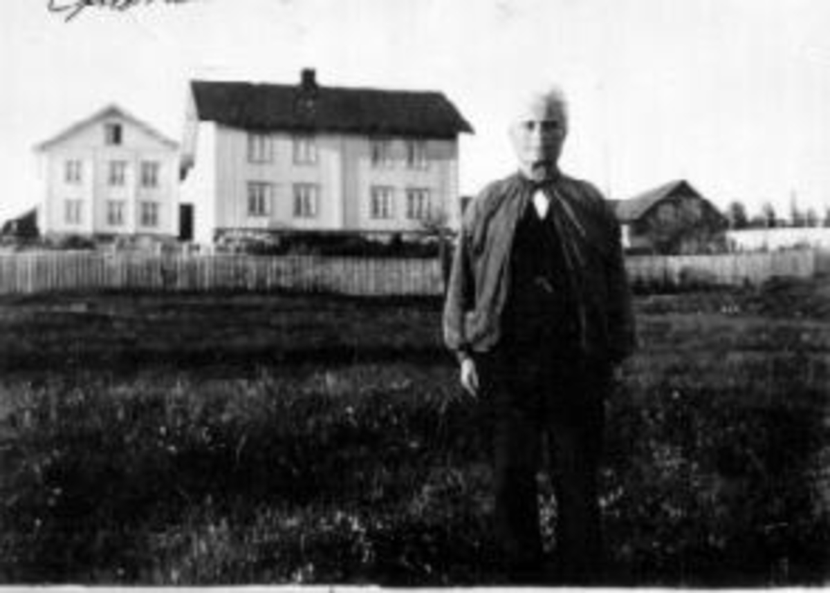 Anno Domkirkeodden, Andreas Hemma foran en gård i Ringsaker.