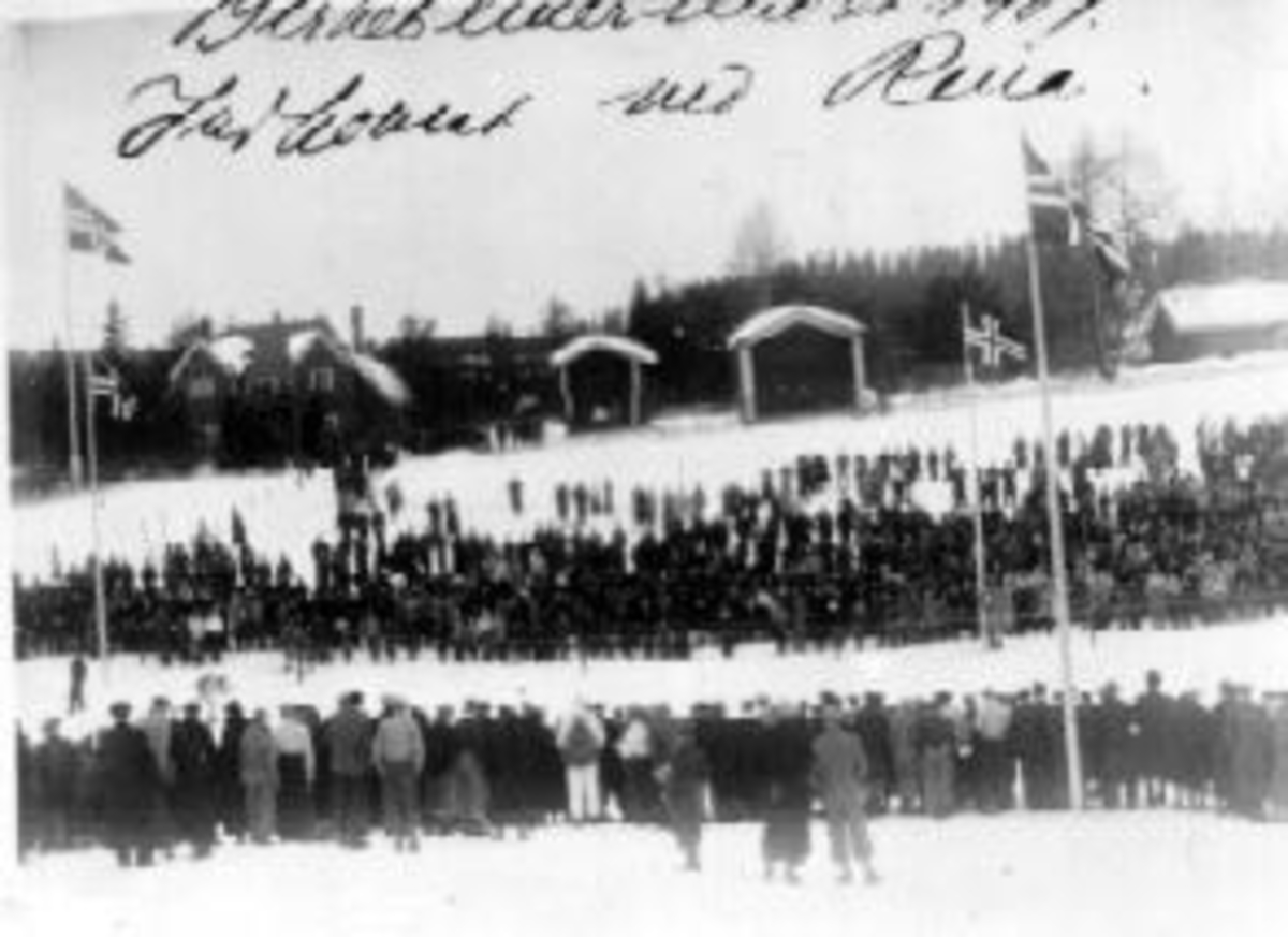 Anno Domkirkeodden, Innkomsten på Birkebeinerrennet i 1937 på Rena. Mye folk med flagg.