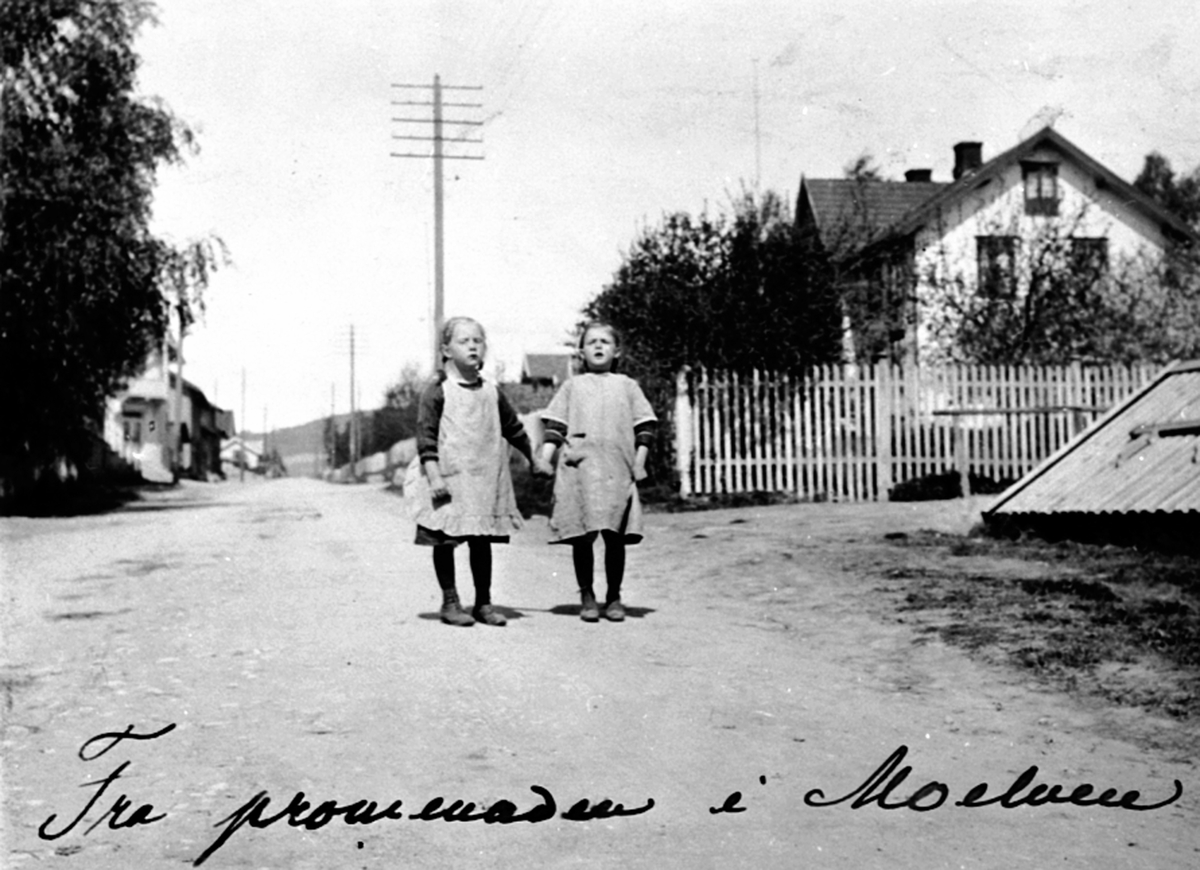 Anno Domkirkeodden, To jenter i Storgata, Moelv.