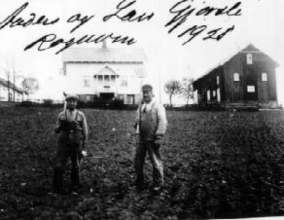 Anno Domkirkeodden, To menn med hakke og grev foran småbruket Rognum, nabo til Sveinhaug, Ringsaker. Fra venstre er Lars A. Gjørslie f.1913 og faren Anders L. Gjørslie f.1878.