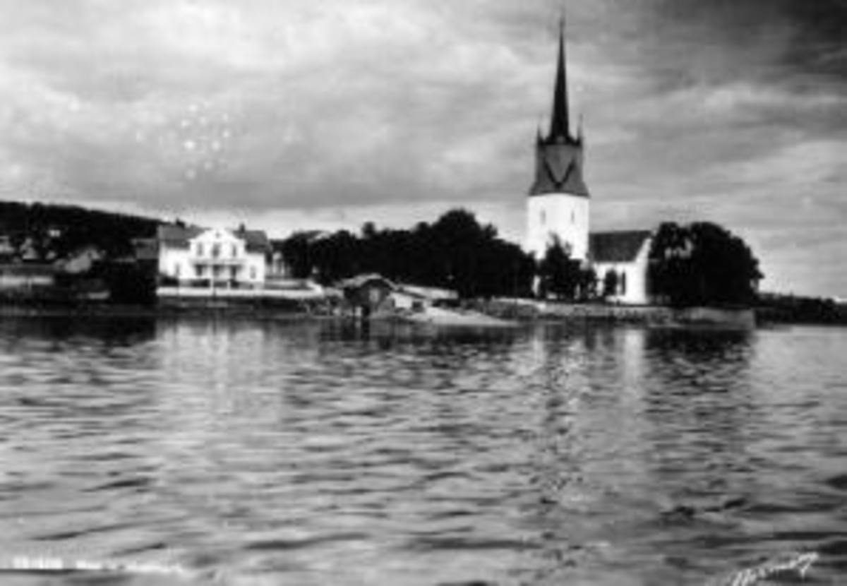 Anno Domkirkeodden, Utsikt mot Tingnes, Nes, Hedmark. Det gamle kommunelokalet, Nes Kirke, Nes Handel, brygge.