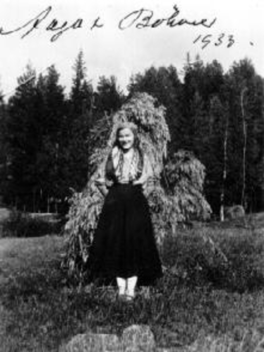 Anno Domkirkeodden, Aagot Bøhmer foran kornsnes på Staur gård, Stange.