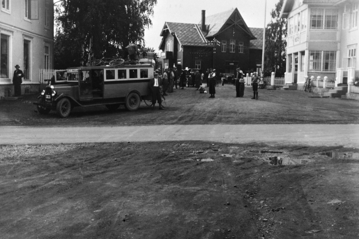 Anno Domkirkeodden, Folkeliv rundt Moelv stasjon. Buss med sykkel og bagasje på taket.