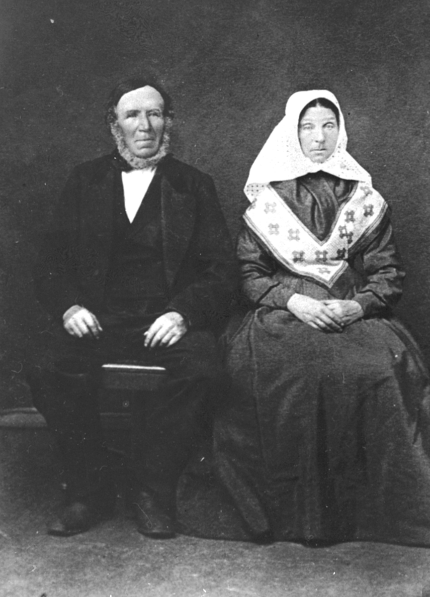 Anno Domkirkeodden, Ekteparet Jens Paulsen Bakkerud (1807-1880) og Anna Dorthea Larsdatter Grimsrud (1815-1892). Bakkerud, Helgøya.