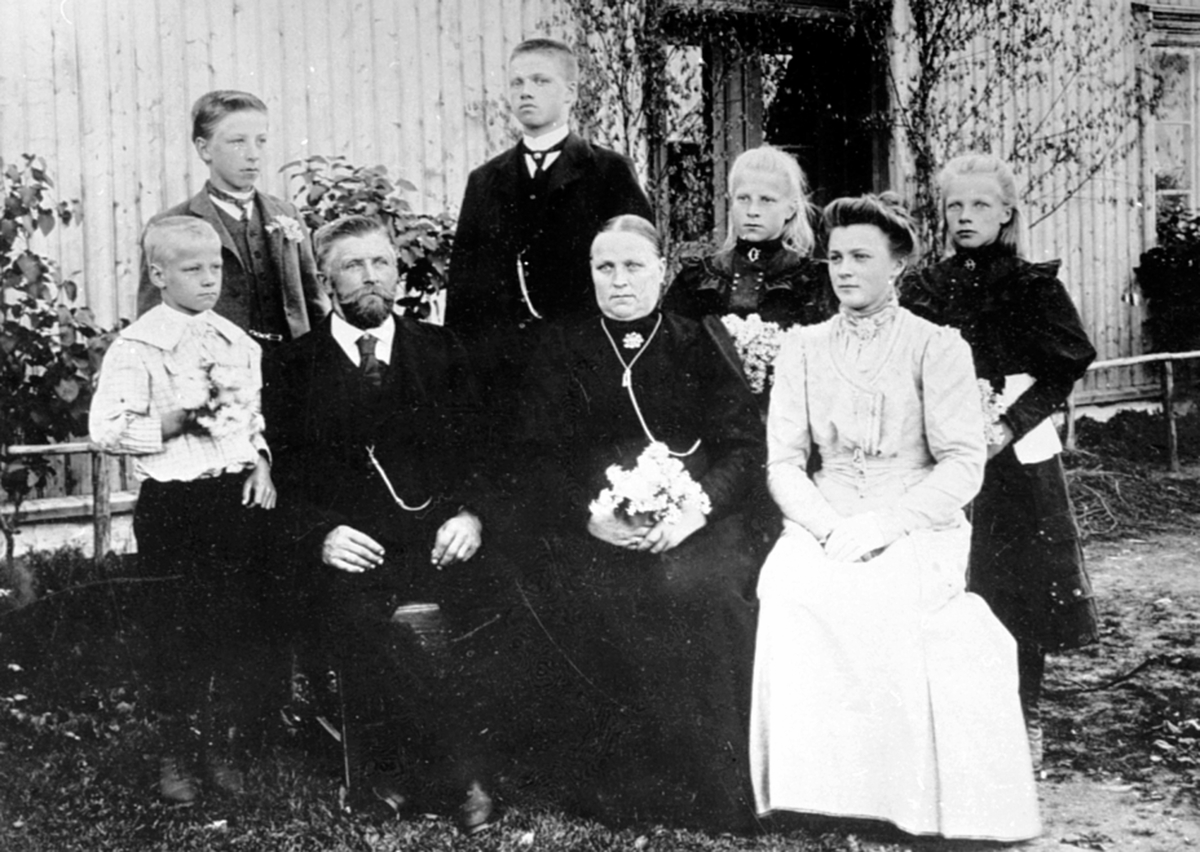 Anno Domkirkeodden, Familie. Bernt Stordal f.1855 med hustru Ingeborg f.1859 og barna Agnette f.1889, Kristian f.1891, Hans f.1893, Gunda f.1895, Borghild f.1897, Jørgen f.1899 på Aanerud nedre, Brumunddal.