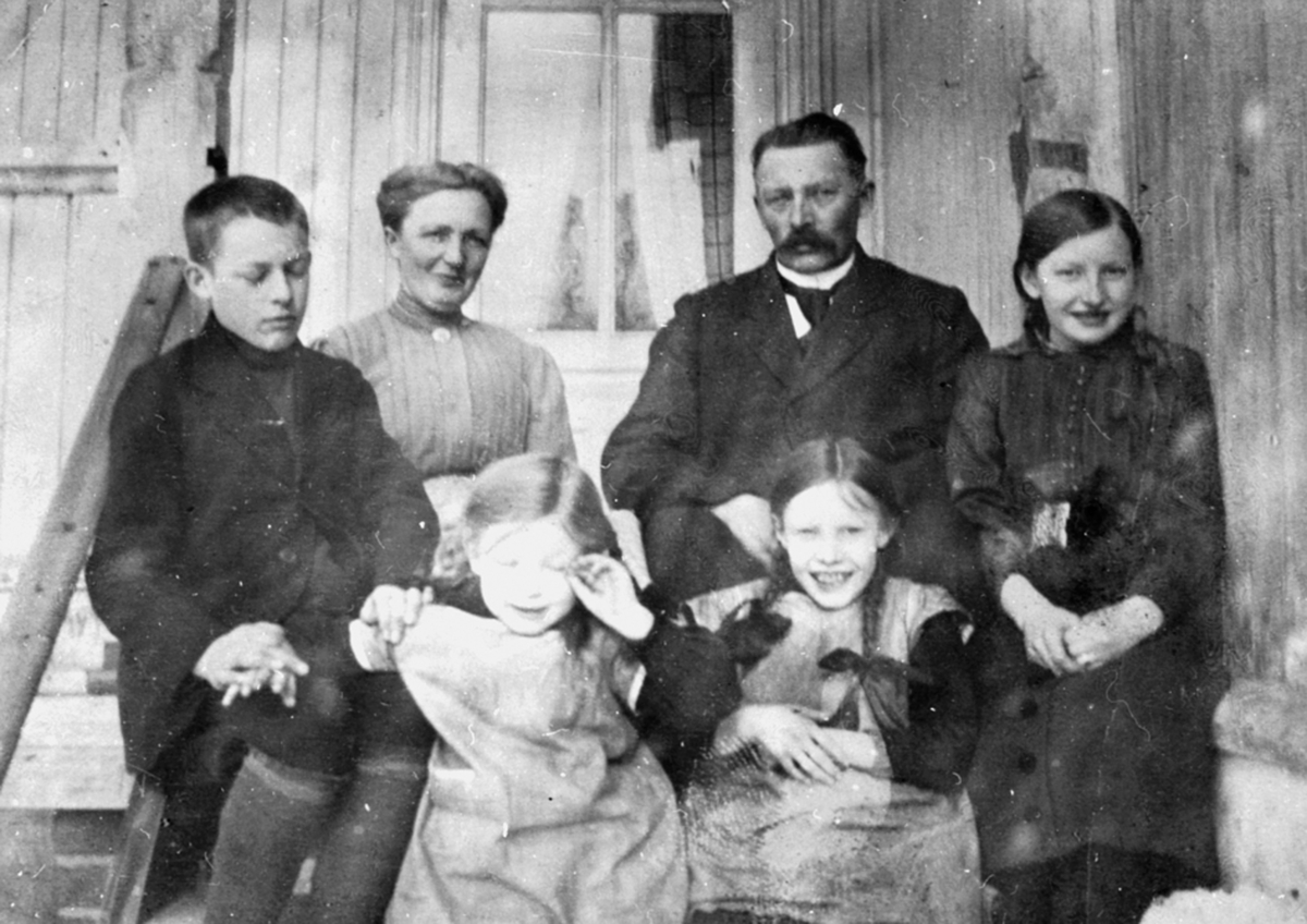 Anno Domkirkeodden, Familien på Heggen, Helgøya. Fra venstre er Erling (1900-1952), mor Otilie Berntsdatter (1872-1957), Ole Pedersen (1858-1930), Margit Lovise (1902-1974). Foran fra venstre er Helga f.1909, Olaug f.1909.