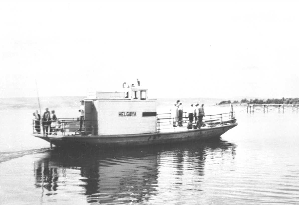 Anno Domkirkeodden, M.S Helgøya. Bilferge som gikk i trafikk mellom Helgøya og Nes frem til brua var ferdig i 1957.