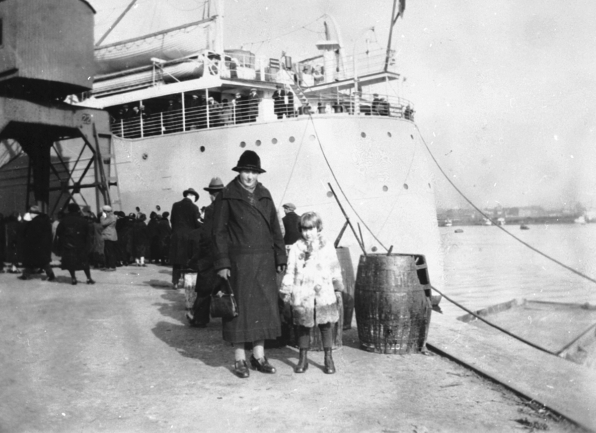 Anno Domkirkeodden, Julie Stefferud f.1899 i Dammen, Helgøya, foran avreise med båt til USA. Bildet er tatt i Oslo.