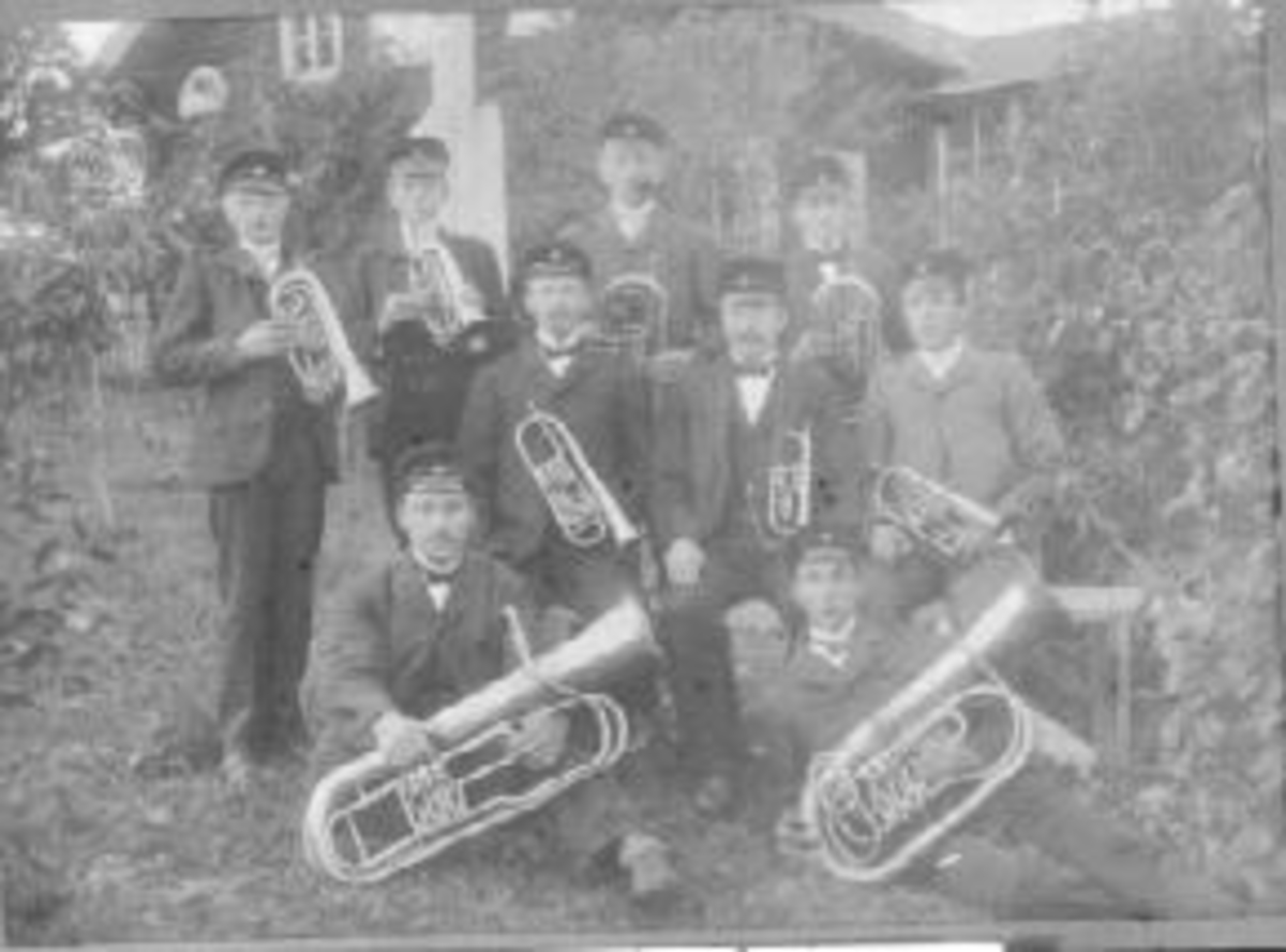 Anno Domkirkeodden, Ni menn fra Stavsjø musikkforening, Hedmark. Messingblåsere. Bak fra venstre er Anders Tveter, Olav Sendstad, Johan Skjerven, Johan Glorud. I midten fra venstre er Wollert Glorud, Bernhard Ihle, Kristoffer Berger. Foran fra venstre er Ludvig Stenberg, Gudbrad Konningrud.