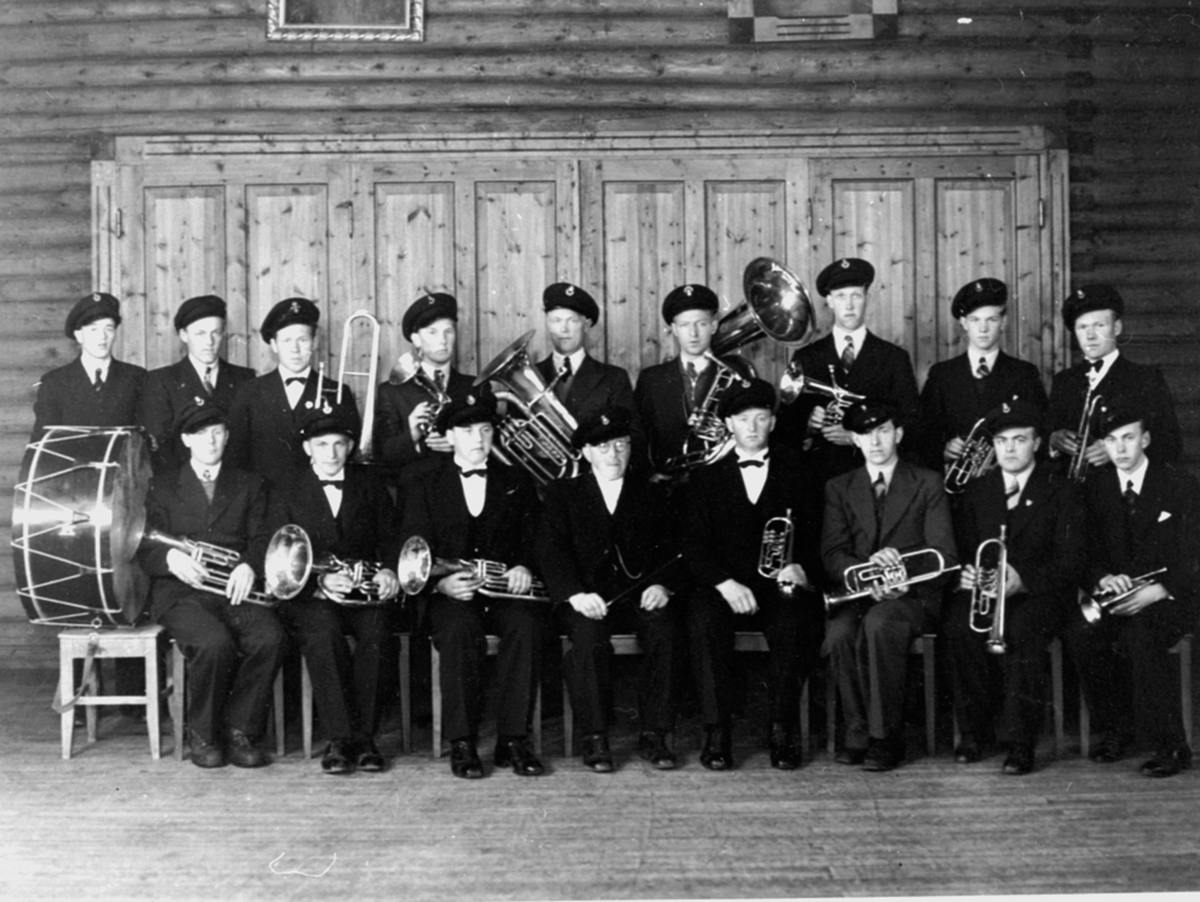 Anno Domkirkeodden, Musikkorps, tromme, messinginstrumenter, blåseinstrumenter, Stavsjø musikkforening, interiør: Fredvang, Nes, Hedmark. Sittende fv: Asmund Glorud, Ole Monsbakken, Konrad Ihle, dirigent Bernhard Ihle, Einar Ihle, Sverre Finden, Reidar Gaalaas, Reidar Thorud. Stående fv: Johan Glorud, Magne Smeby, Ola…