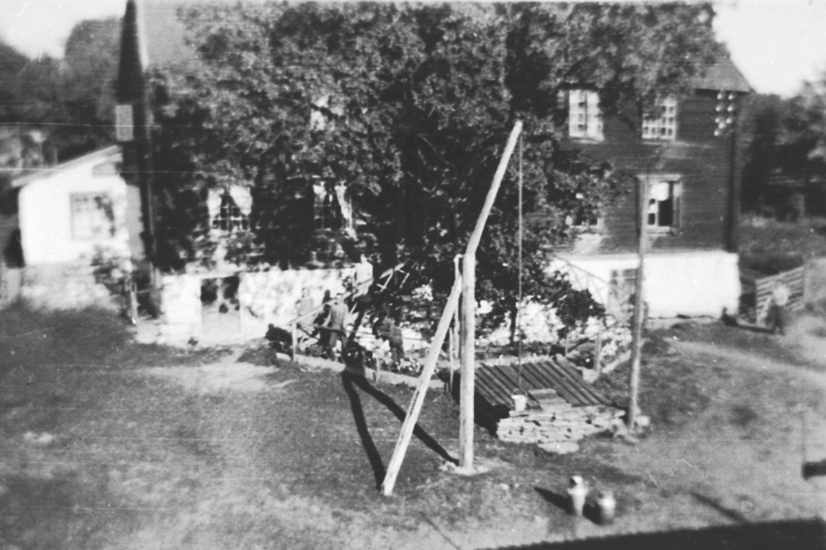 Anno Domkirkeodden, Hovedbygningen på Sølvsberg vestre, Nes, Hedmark. Revet i 1950-årene. Vippebrønn.