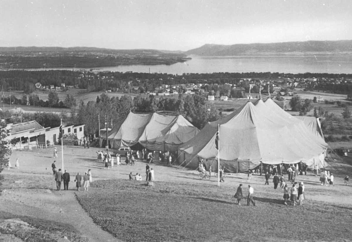 Anno Domkirkeodden, Misjonstevne på Hedmarktoppen camping og motell, Alhaug, Furnes. Utsikt over Hamar.