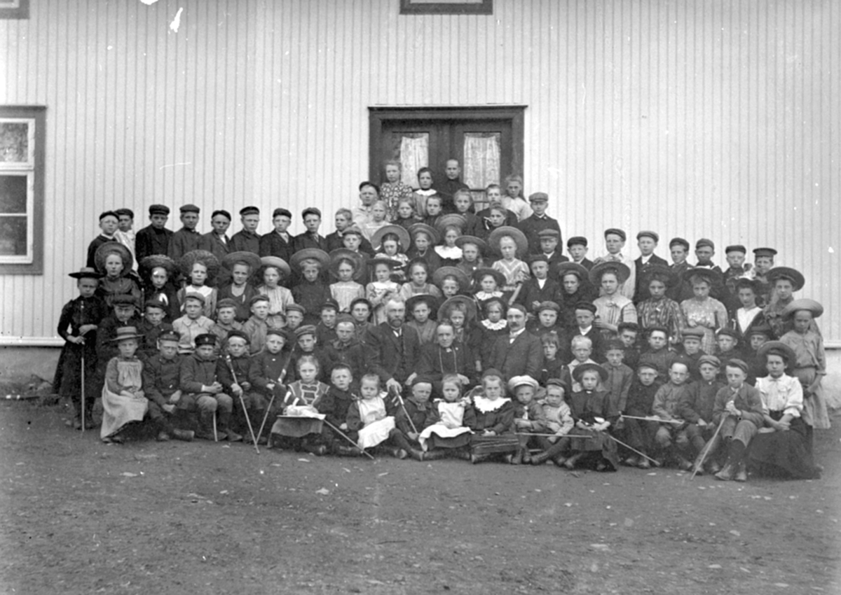 Anno Domkirkeodden, Elever og lærere ved Fagerlund skole, Brumunddal. Lærere er Lise Glestad, Hans Rusten og Anders Hogstad.
