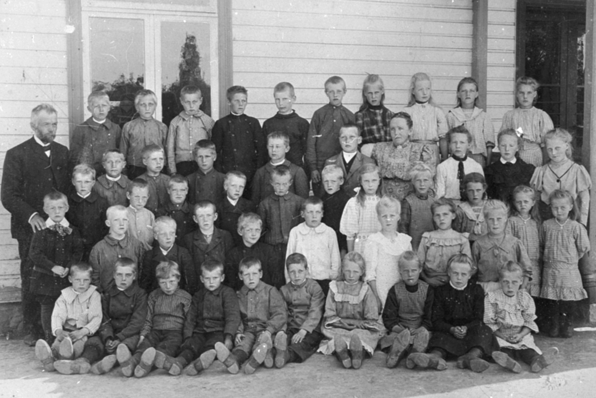 Anno Domkirkeodden, Elever og lærere ved Fagerlund skole, Brumunddal. Lærere er Lise Glestad og Anders Hogstad.