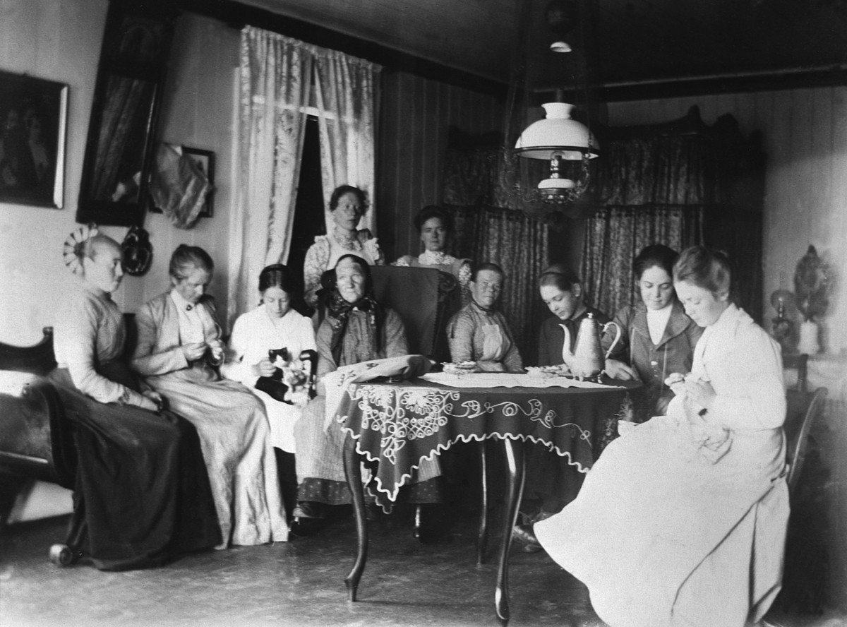 Anno Domkirkeodden, Interiør, stue på Vesle-Ihle, Furnes. Gruppe damer med håndarbeid. Kaffebord.