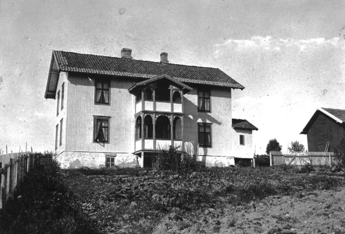 Anno Domkirkeodden, Eksteriør, Solheim, Nes, Hedmark. Baker og kjøpmann Bernt Stenersen (1858-1955) bygde dette omkring 1898. Brukt som landhandleri og skysstasjon. Dette huset brandt i mars 1930.