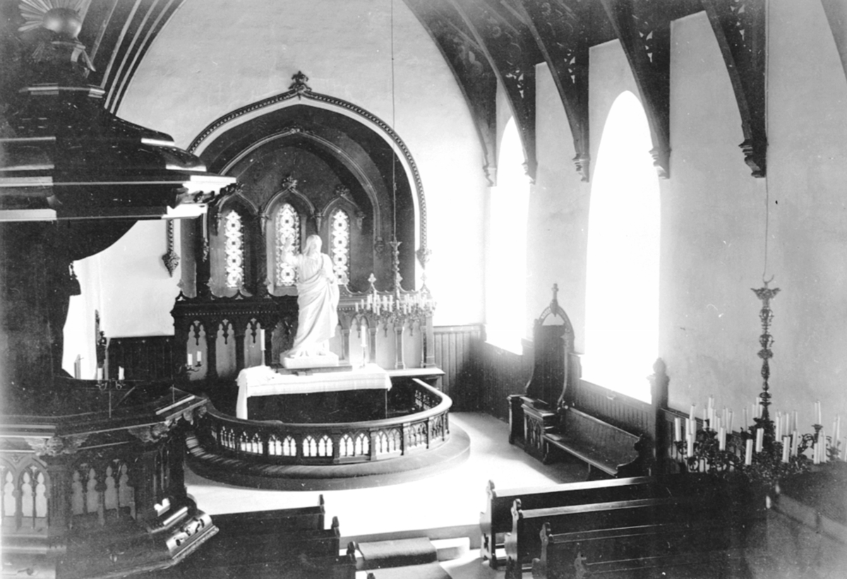 Anno Domkirkeodden, Interiør, Nes kirke, Ringsaker før restaurering. Mot alteret.