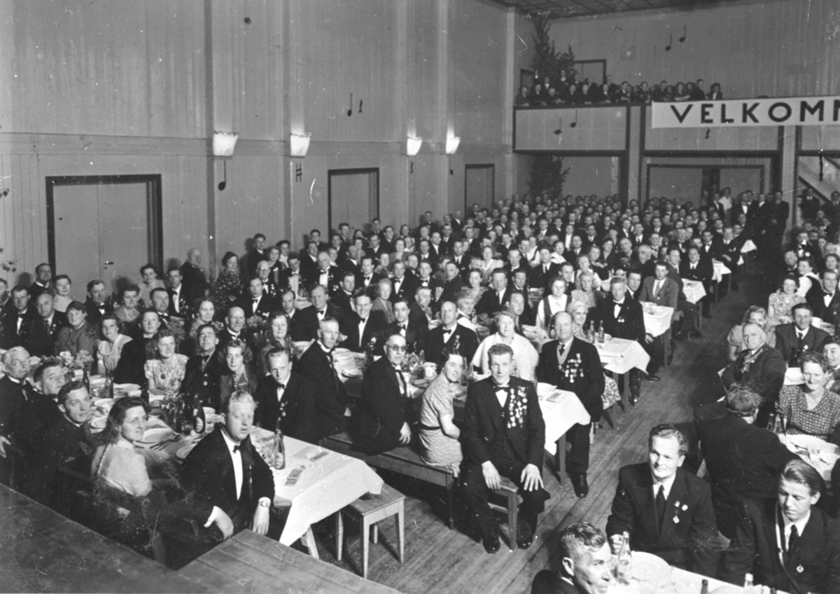 Anno Domkirkeodden, Fest i Hedmark Sangerlag. Folk ved dekkede langbord. Nes, Hedmark.