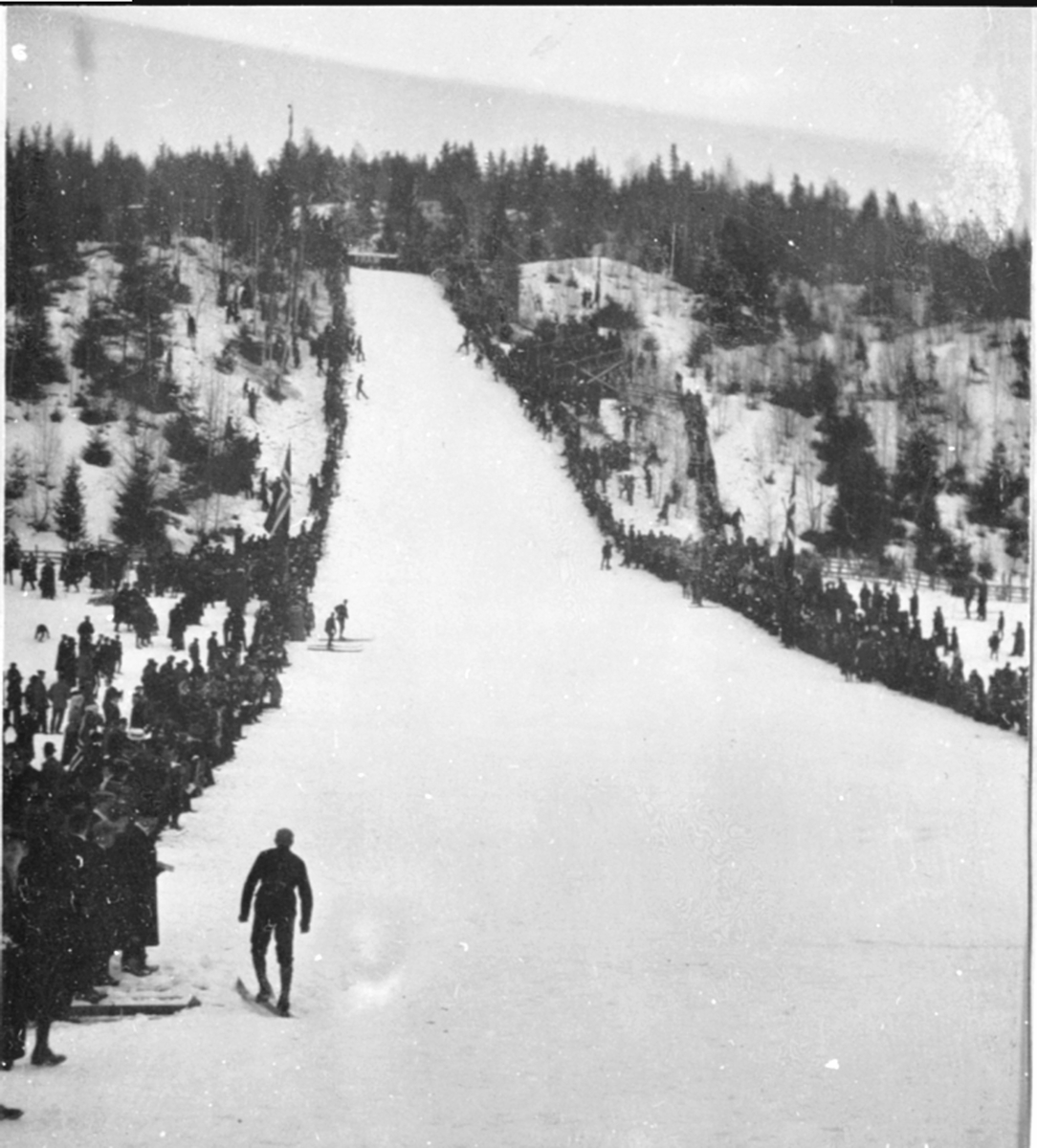 Anno Domkirkeodden, Hopprenn i Frambakken, Brumunddal. Mye folk.