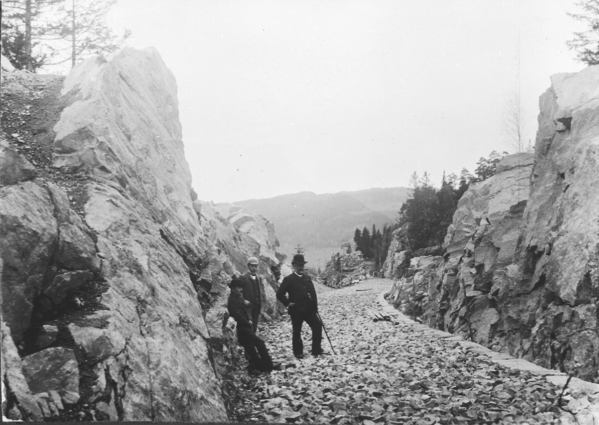 Anno Domkirkeodden, Jernbaneutbygging, anleggsarbeid, fra skjæringen sprengt gjennom fjellet til jernbanespor, sprengt gjennom fjellet, før jernbaneskinner ble lagt, ved Rise gård, Ring, Ringsaker.